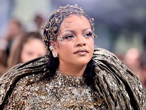 Rihanna ezüstbe borulva bizonyította be, hogy még mindig ő a Met-gálák koronázatlan királynője 