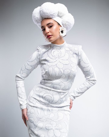 Matyó – a tervezők fehér hímzést használtak a ruha alapjaként, majd fehér paszpólokkal turbózták fel a ruhát. A szettet egy különleges főkötővel koronázták meg.