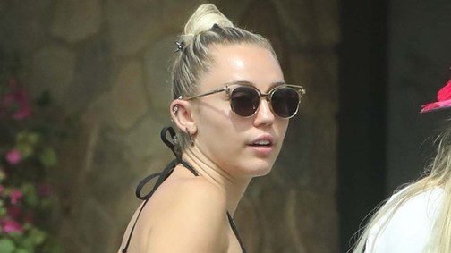 Miley Cyrus bikinifelsőben, melegítőben shoppingol