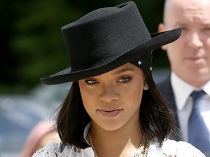 Közönséges vagy szuperszexi Rihanna hófehér köntösruhája?