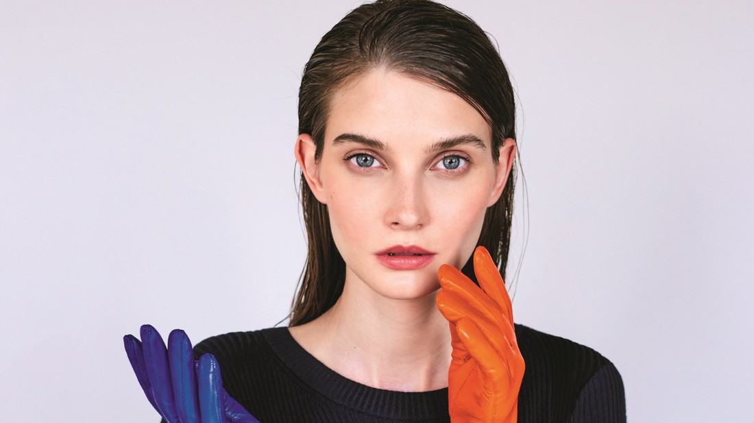 A KARMA kesztyű a hagyományok mellett nemcsak, hogy a fenntarthatóság mellett kötelezi el magát, de a lokalitásért is sokat tesz - Kötött ruha DKNY-Half Pric, eBőr kesztyű KARMA GLOVES karmagloves.com - Stylist: Pintér Judit, Smink: Hajdu Zsófi, Haj: Végh Virág, Modell: Petra/facemodel.hu