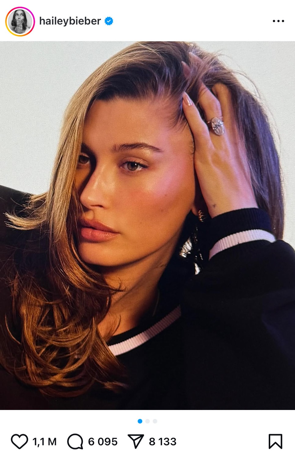 Hailey Bieber manikűrjére egyre inkább a visszafogottság jellemző, ugyanakkor szereti megmutatni bennük kedvenc stílusjegyeit