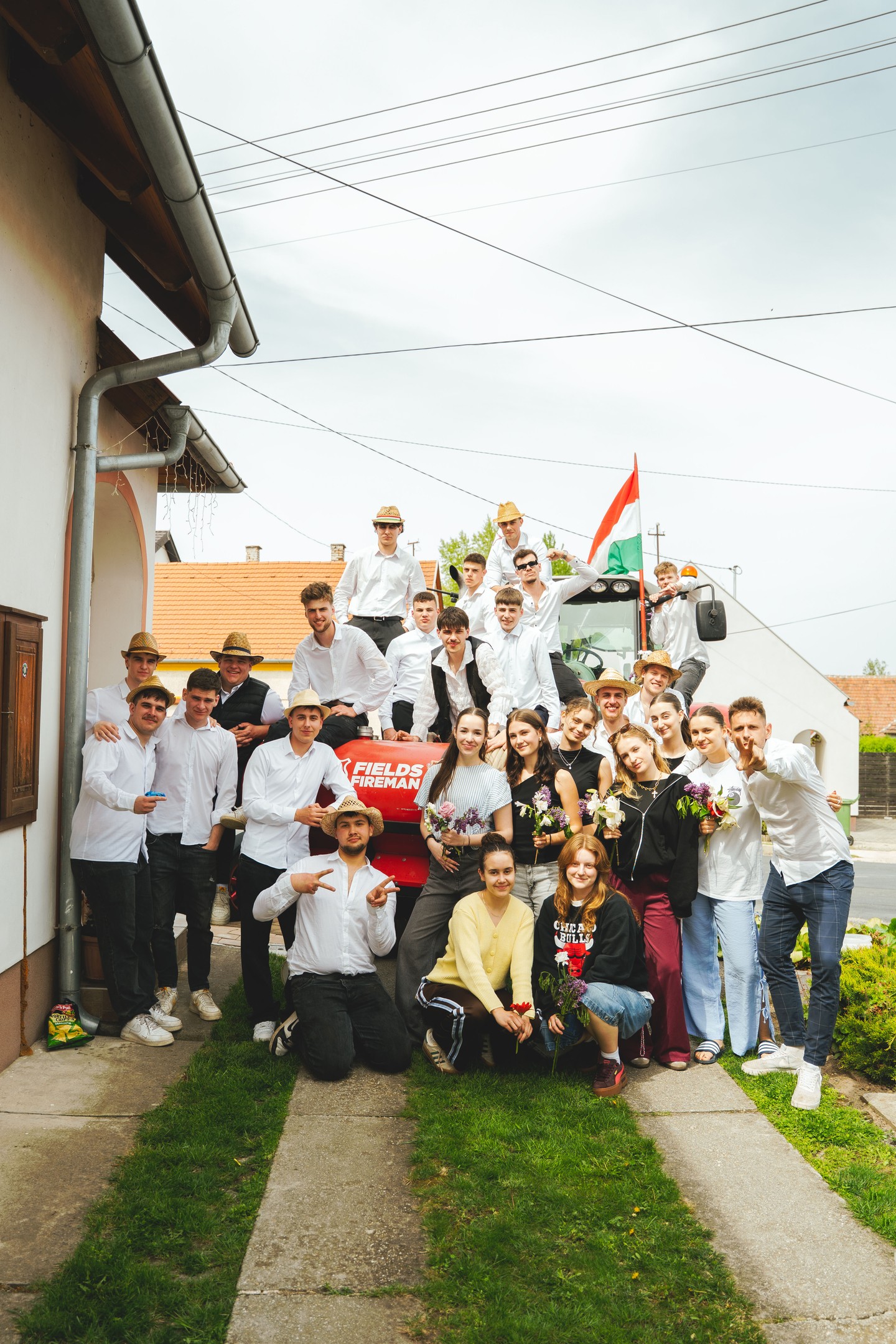 A húsvéti locsolkodást eddig ciki volt szeretni, a fiatal magyar fotós képeinek hála új értelmet kap a hagyomány