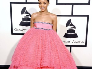 Rihanna nagy pink vattacukornak öltözött