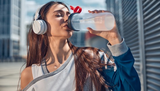 Mi történik a testeddel, ha túl sok vizet iszol?