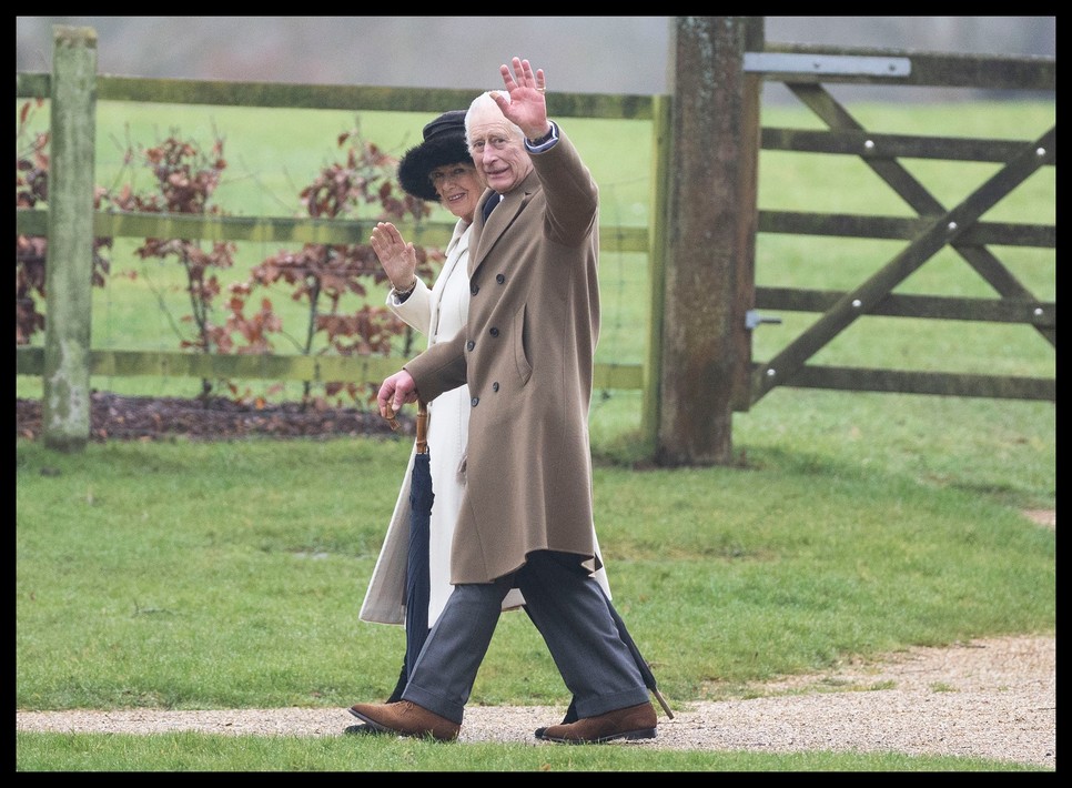 Károly király és Kamilla királyné kifejezetten jó hangulatban érkeztek a sandringhami templomhoz