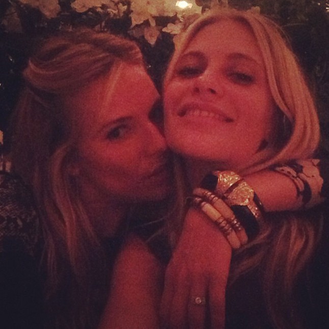 Sienna Miller és jó barátnője Poppy Delevingne.