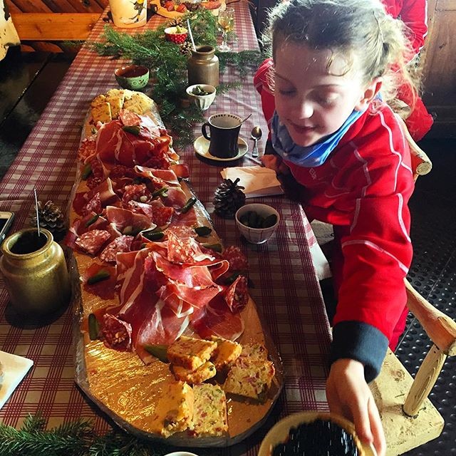 Emlékszel rá? Így néz ki most a morcos virághintő kislány Kate Middleton és Vilmos esküvőjéről