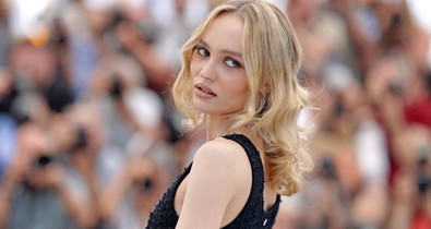 Lily-Rose Depp új szintre emelte a pucérruha fogalmát, szinte meztelenül pózol