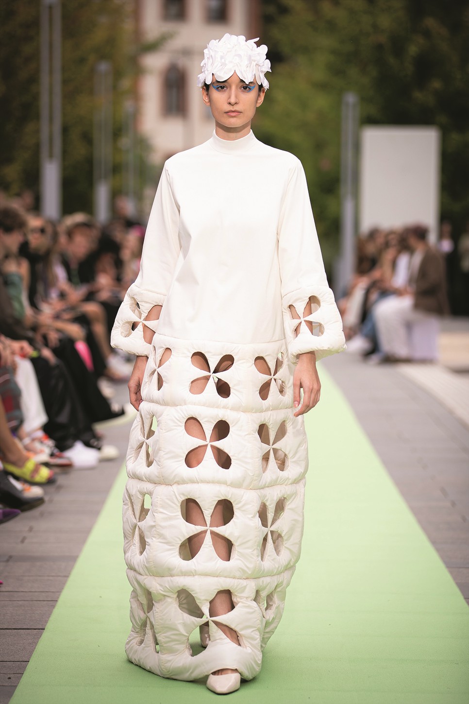 Hirviniemi Heni,a Modart Divatiskolában végzett divattervező öltözéke