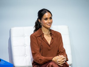 Meghan Markle a világ legegyszerűbb, de legszebb kis feketéjében lépett vörös szőnyegre