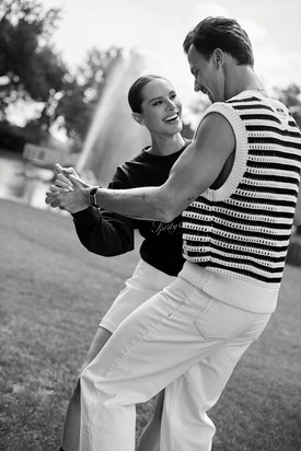 Hiába csak két éve alkotnak egy párt, nagyon sűrű időszak van a pár mögött – Nini: Pulóver és szoknya SPORTY & RICH – net-a-porter.com,  Marci: Kötött mellény és nadrág TOMMY HILFIGER