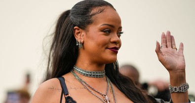 Rihanna áttetsző kombinéban mutatta meg kerek hasát a Dior bemutatóján