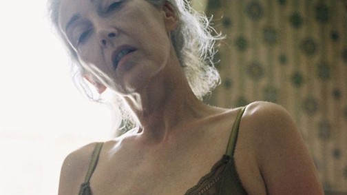 Tabutörő kampány: 57 évesen smink és retusálás nélkül reklámoz fehérneműt