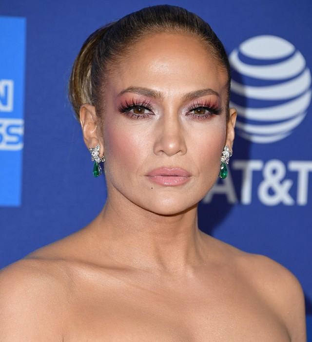 Hű: Jennifer Lopez álmaid kezeslábasában villantott