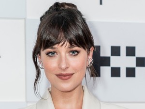 Dakota Johnson pikáns zakóruháját Christian Grey is imádná