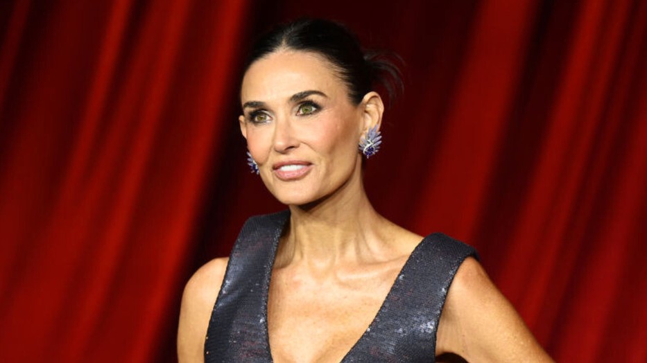 Demi Moore virágos ruhájával csak úgy vonzotta a tekinteteket