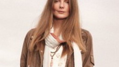 Bohém sivatagi hippi, nagyasszony fehérneműben, táskával a parton. Mihalik Enikő háromszor!