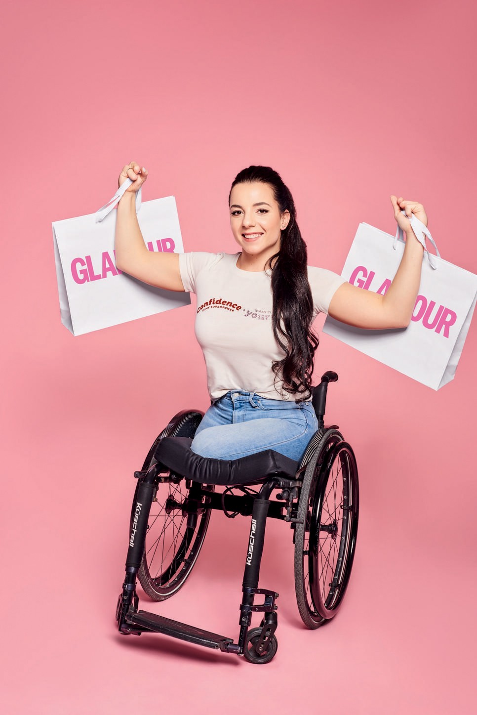 Fanni véleménye szerint plázákban vásárolni könnyebb a fogyatékkal élőknek, mint a városban lévő üzletekben, mert utóbbi helyeken sokszor lépcsők vannak, nem akadálymentesített a bejárat.