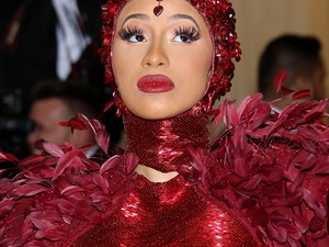 Cardi B szoknyája volt maga a vörös szőnyeg a Met gálán