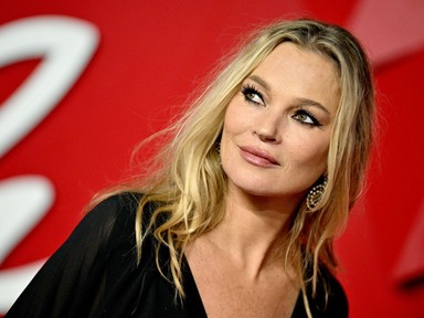 Az 50 éves Kate Moss bebizonyította, hogy nem csak a húszéveseké a meztelenruha