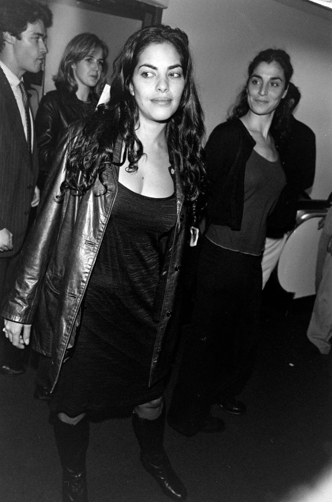 1998-ban az Elizabeth című film New York-i premierjén csípték el a fotósok, ahol laza bőrkabátban és csizmában tündökölt. 