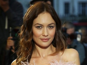 Imádjuk a gyönyörű Bond-lány őrülten dilis szettjét