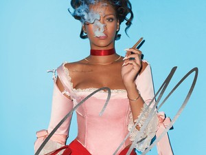 Rihanna szivarozik és a mellét fogdossa a divatmagazin címlapján