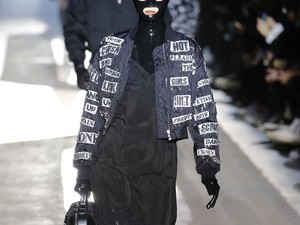 A Moschino a világ legnagyobb fétisbuliját tartotta a kifutón