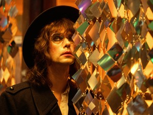 A radikális szovjet költő, Limonov igazi antihős, egyfajta „orosz Joker”, története pedig az ambícióval fűtött kisszerűség pusztító erejéről mesél