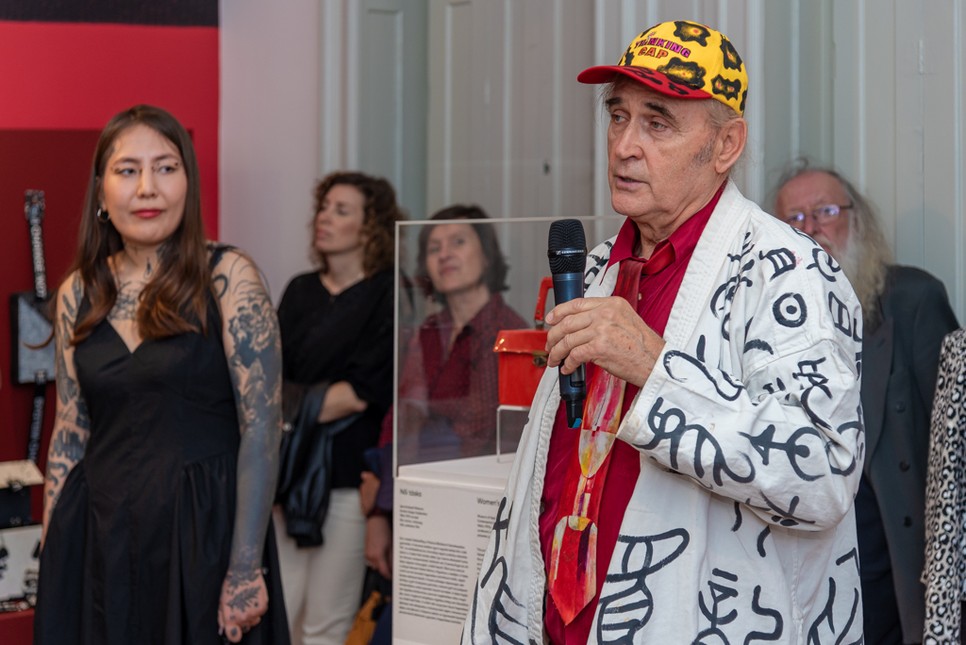 Szilvássy István aka Pali XMano a Buliash Todaeva Körforgásban kiállítás megnyitóján a Ráth villában