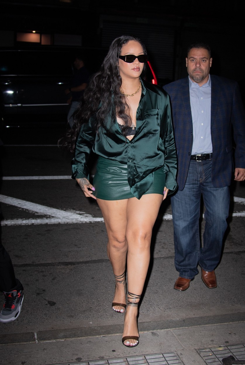 Kismama szabad estéje: Rihanna nagyon szexi szettben ment randizni