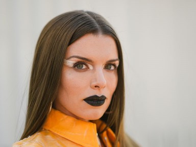 Julia Fox kivágott ruhája egyszerre hátborzongató és gyönyörű