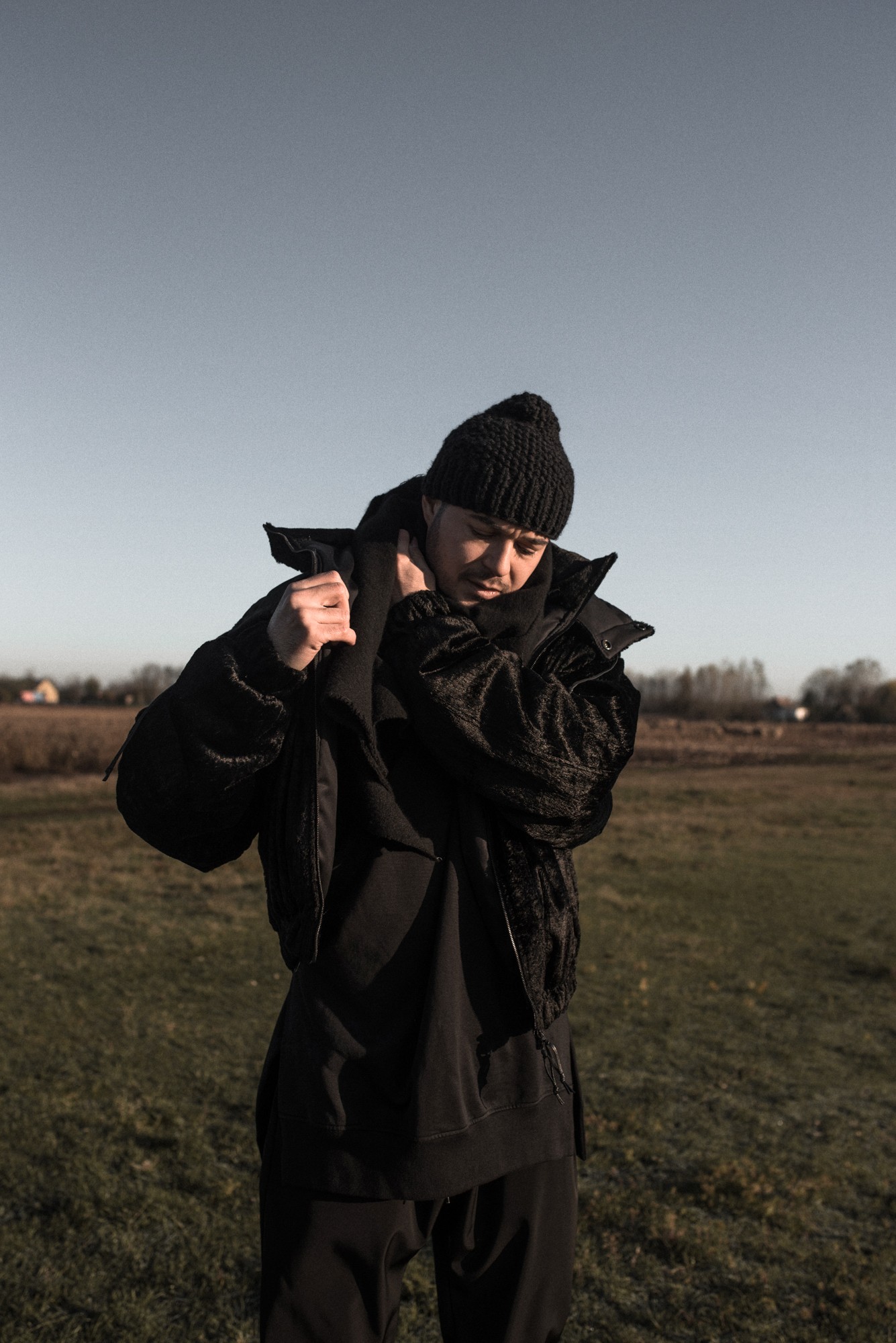 A TRIBUTE X kampány zárásaként pedig Alapra, Dóra szülőhelyére látogattak el, ahol testvérét Zsigmond Györgyöt kérdezték növényinstallációinak történetéről és a ZSIGMOND DORA menswear életében a kezdetektől betöltött szerepéről.