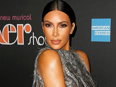 Kim Kardashian felvette férje pulcsiját, és rettenetes áll neki