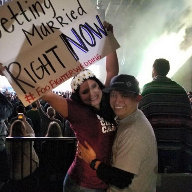 Tony és Belinda házasságkötése a Foo Fighters koncertjén