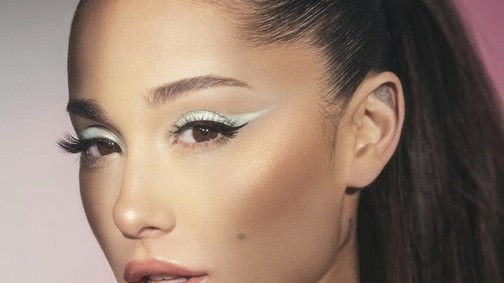 Ariana Grande egy melltartós felsőt párosított a jellegzetes hajviseletével a bátyja esküvőjén