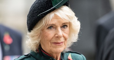 Kamilla királyné lélegzetelállítóan gyönyörű volt Erzsébet királynő nyakláncában