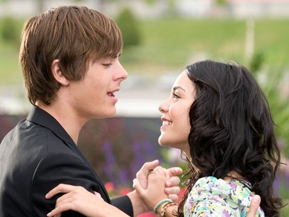 Vanessa Hudgens újra Gabriella Montez szerepébe bújt új videóklipje kedvéért