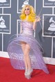 Armani tervezte Lady Gaga extravagáns szettjeit a 2010-es Grammy-díjátadóra