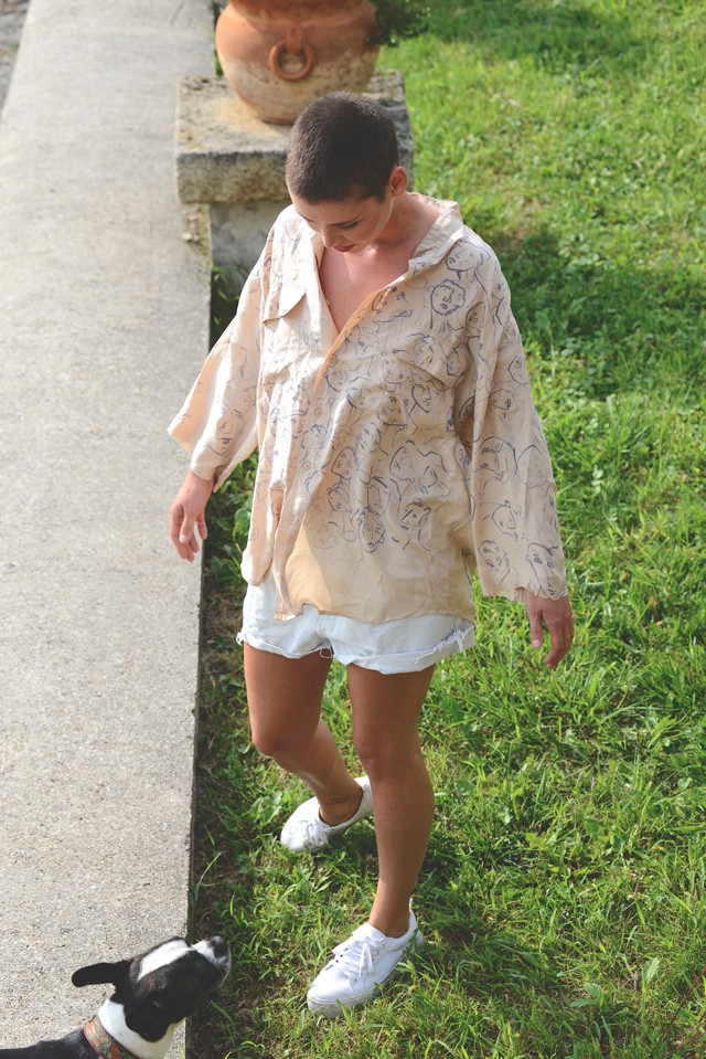 Anna egy lezser selyeminget választott a pénteki melegben