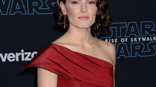 Daisy Ridley olyan csodálatos ruhában érkezett a Star Wars premierjére, mint egy istennő
