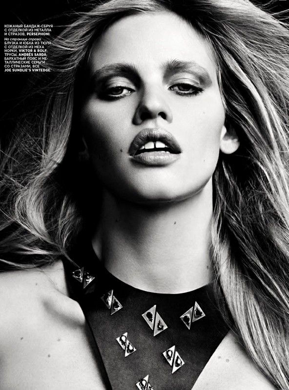 Lara Stone dögös domborítással hangolódott az anyaságra