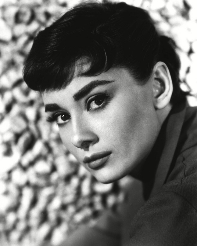 Mi a titka Audrey Hepburn őzike szemeinek? Nagyon egyszerű. Sminkelés után egy tű segítségével egyesével választotta szét a szempilláit, így véget vetve a csomós pillák rémálmának.
