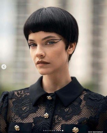 Palvin Barbi a Re-Edition magazin fotóján rövid, fekete hajjal pózol a kamerának. Bár a gombafrizuráról elsőre azt gondolhatnánk, senkinek nem áll jól, a modell bebizonyította, hogy tévedtünk: ő még ezzel a hajjal is gyönyörű. (2024)