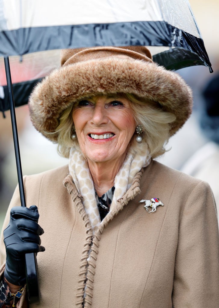 Kamilla királyné különleges brossal emlékezett meg Erzsébet királynőről, ami korábban a néha uralkodóé volt