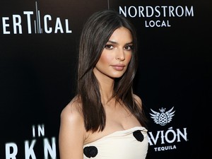 Végre tudjuk, miért szeret ennyire pucérkodni Emily Ratajkowski