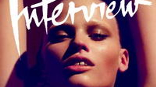 Kötél Lara Stone nyakán