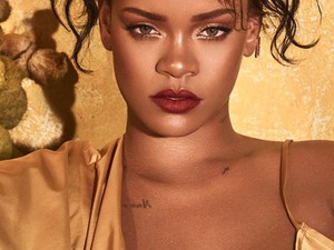 Szőke és extrahosszú: Rihanna új frizurájával olyan, mint Aranyhaj