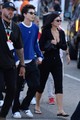 Timothée Chalamet és Kylie Jenner kéz a kézben érkeztek a döntőre - és ismét taroltak laza szettjeikkel. A színész egy kék pulcsi, egy fekete melegítő és egy sportcipő mellett tette le a voksát, Kylie pedig egy mélyen dekoltált, fekete felsőre, fekete capri nadrágra, és magassarkú papucsra szavazott. 